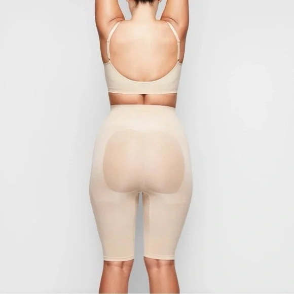 SKIMS Sculpting Short Above The Knee With Open Gusset in Clay - Picture 5 of 5